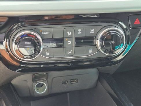 Used 2025 Chevrolet Trax LT w/ LT Convenience Package FWD image 20