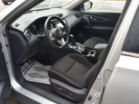 Used 2018 Nissan Rogue SV image 12