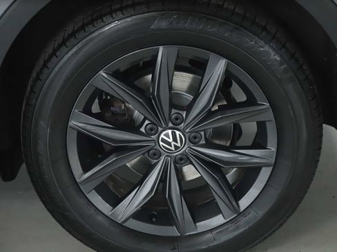 Certified 2024 Volkswagen Tiguan SE w/ Panoramic Sunroof Package AWD/4WD image 42