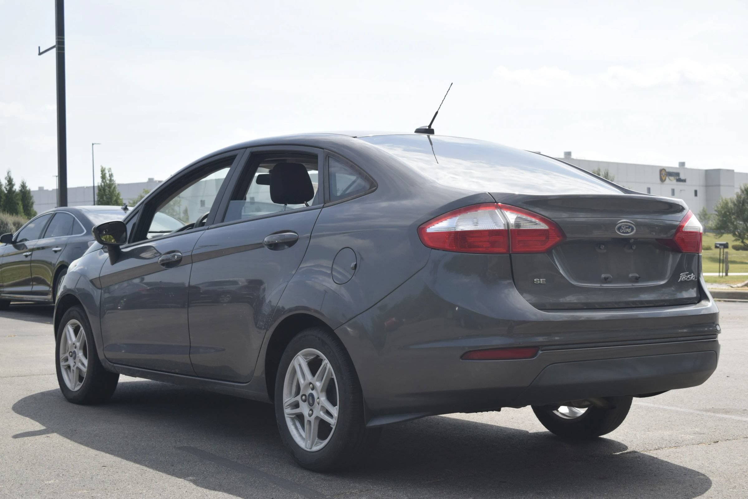 Used 2018 Ford Fiesta SE FWD image 4