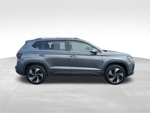 Used 2025 Volkswagen Taos SE AWD/4WD image 6