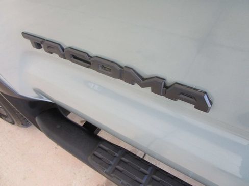 Used 2022 Toyota Tacoma TRD Off-Road AWD/4WD image 22