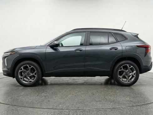 Used 2025 Chevrolet Trax LT FWD image 5