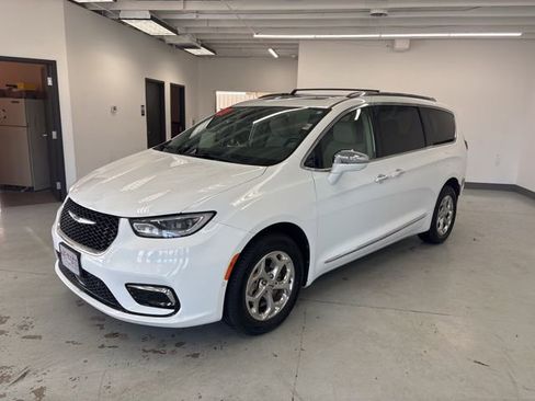 Used 2021 Chrysler Pacifica Limited w/ Premium & Safety Sphere Group AWD/4WD image 3