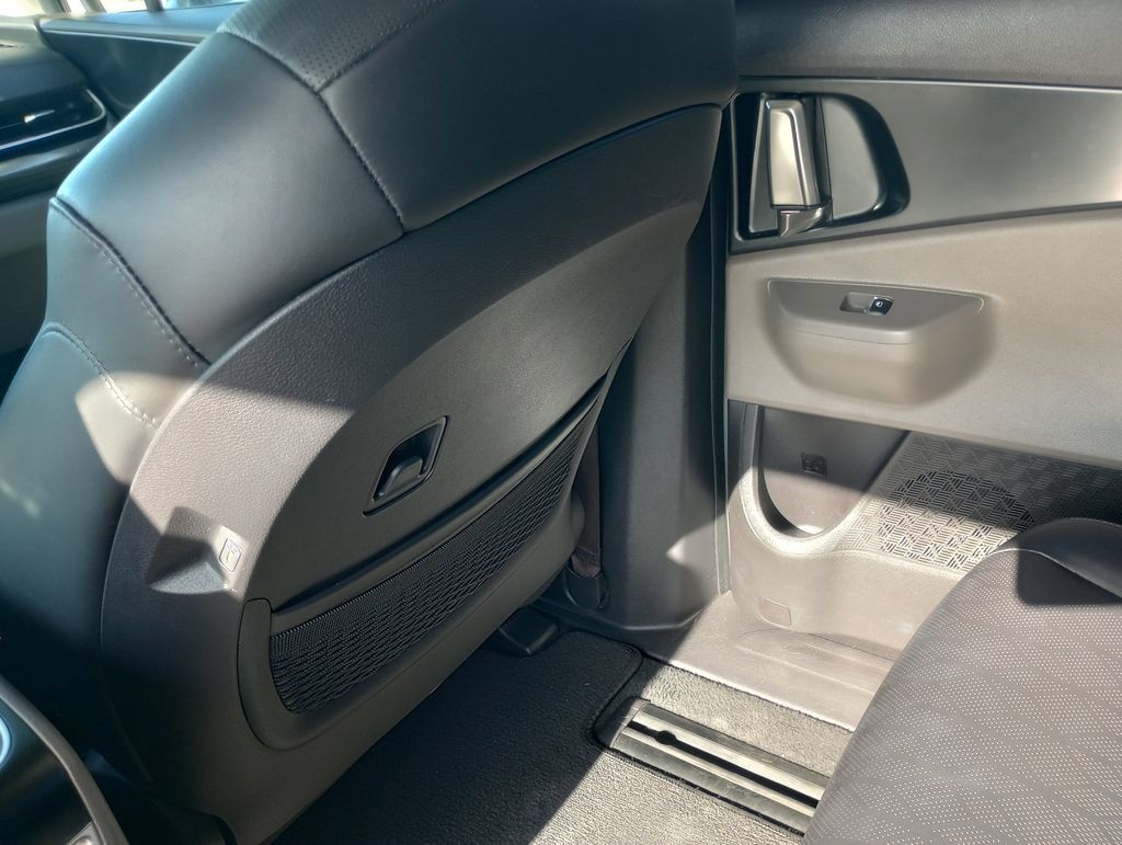 Used 2025 Kia Carnival FWD image 18