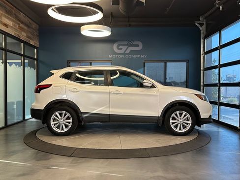 Used 2017 Nissan Rogue Sport SV AWD/4WD image 2