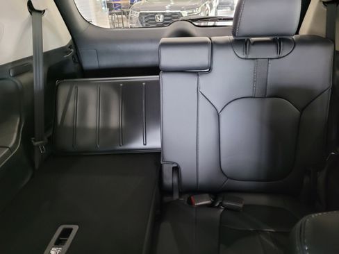 New 2025 Honda Pilot Touring image 9