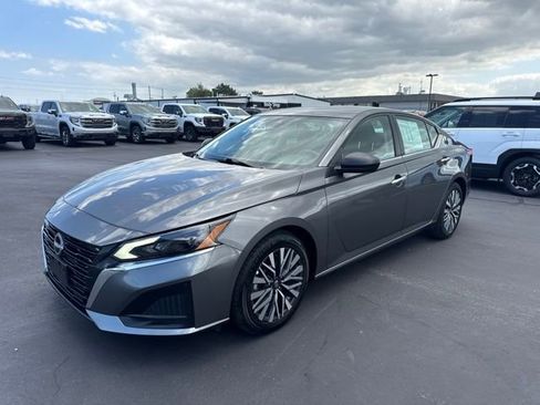 Used 2025 Nissan Altima 2.5 SV FWD image 7