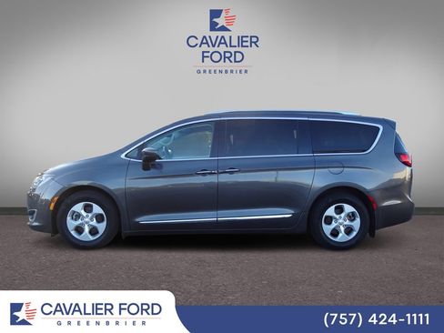 Used 2017 Chrysler Pacifica Touring-L Plus FWD image 4