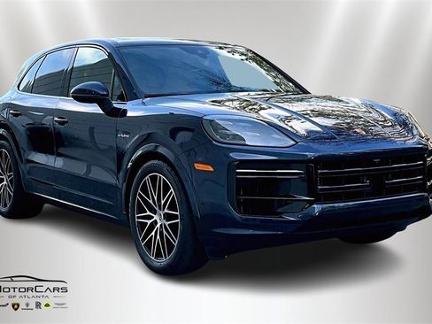Used 2024 Porsche Cayenne Turbo image 2
