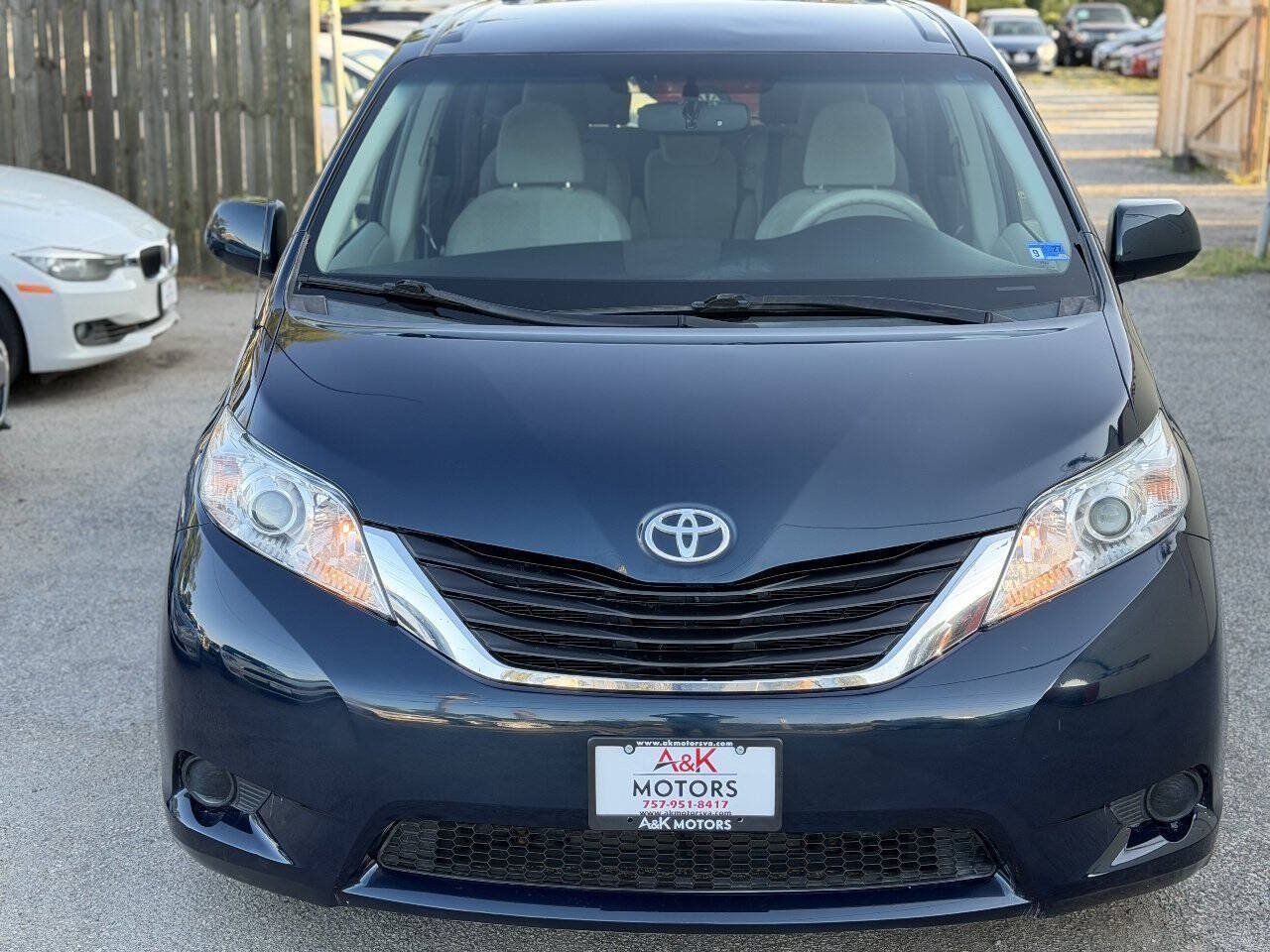 Used 2011 Toyota Sienna LE w/ Towing Pkg FWD image 4