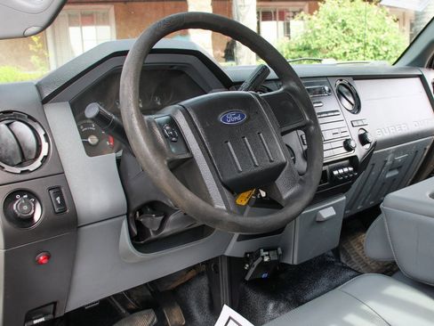 Used 2016 Ford F550 2WD Regular Cab Super Duty image 20