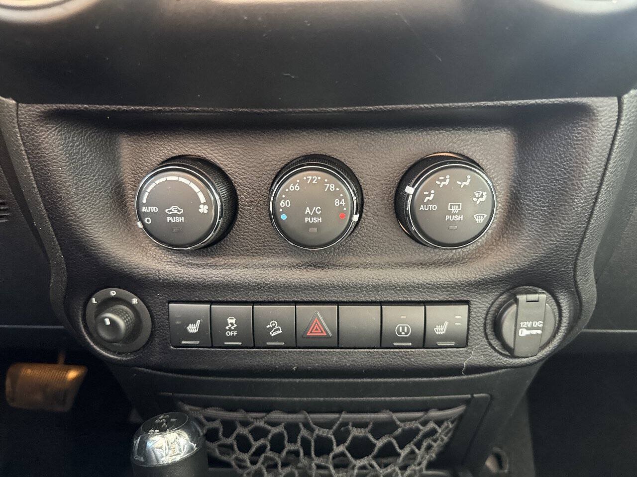 Used 2016 Jeep Wrangler Unlimited Sahara w/ Connectivity Group AWD/4WD image 35
