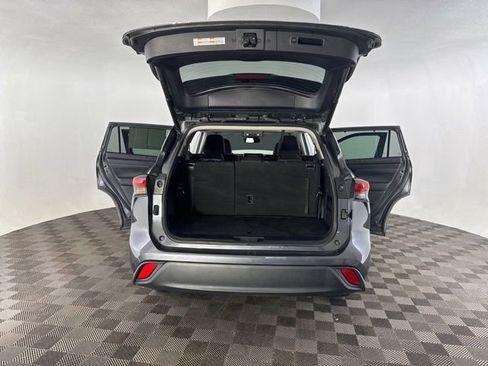 Used 2022 Toyota Highlander XLE AWD/4WD image 18