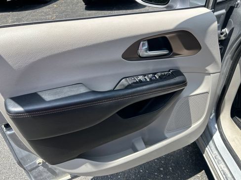 Used 2017 Chrysler Pacifica Touring-L Plus FWD image 14