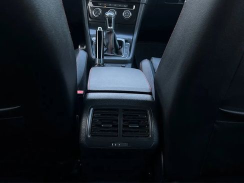 Used 2017 Volkswagen GTI SE image 36