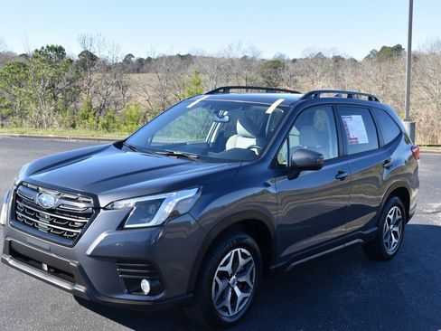 Used 2022 Subaru Forester Premium image 2