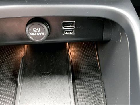 Used 2021 Volvo XC40 T5 R-Design w/ Advanced Package image 36