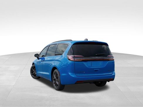New 2026 Chrysler Pacifica Limited w/ Uconnect Theater Family Group FWD image 3