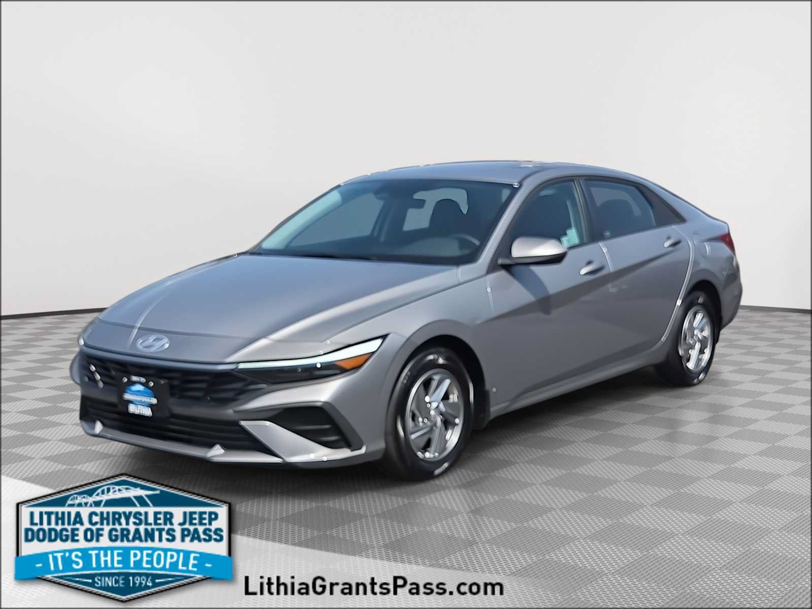 Used 2025 Hyundai Elantra SE FWD image 1