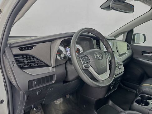 Used 2018 Toyota Sienna SE w/ SE Preferred Package image 12