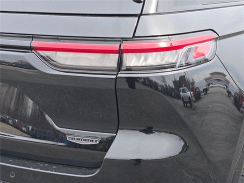 Certified 2025 Jeep Grand Cherokee Summit image 16