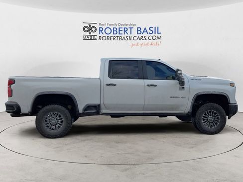 Used 2025 Chevrolet Silverado 2500 ZR2 w/ Technology Package image 6