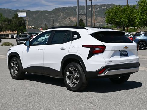 Used 2026 Chevrolet Trax LT w/ Sunroof Package FWD image 6