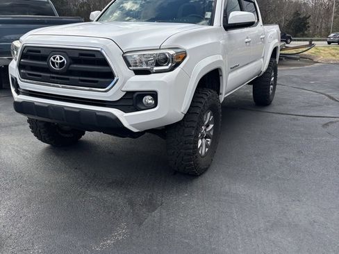 Used 2017 Toyota Tacoma SR5 image 1