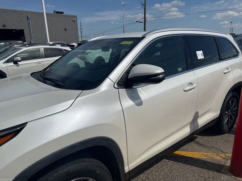 Used 2019 Toyota Highlander AWD V6 image 19