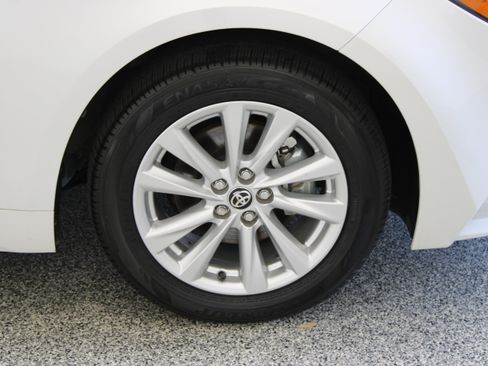 Used 2025 Toyota Corolla XLE FWD image 5