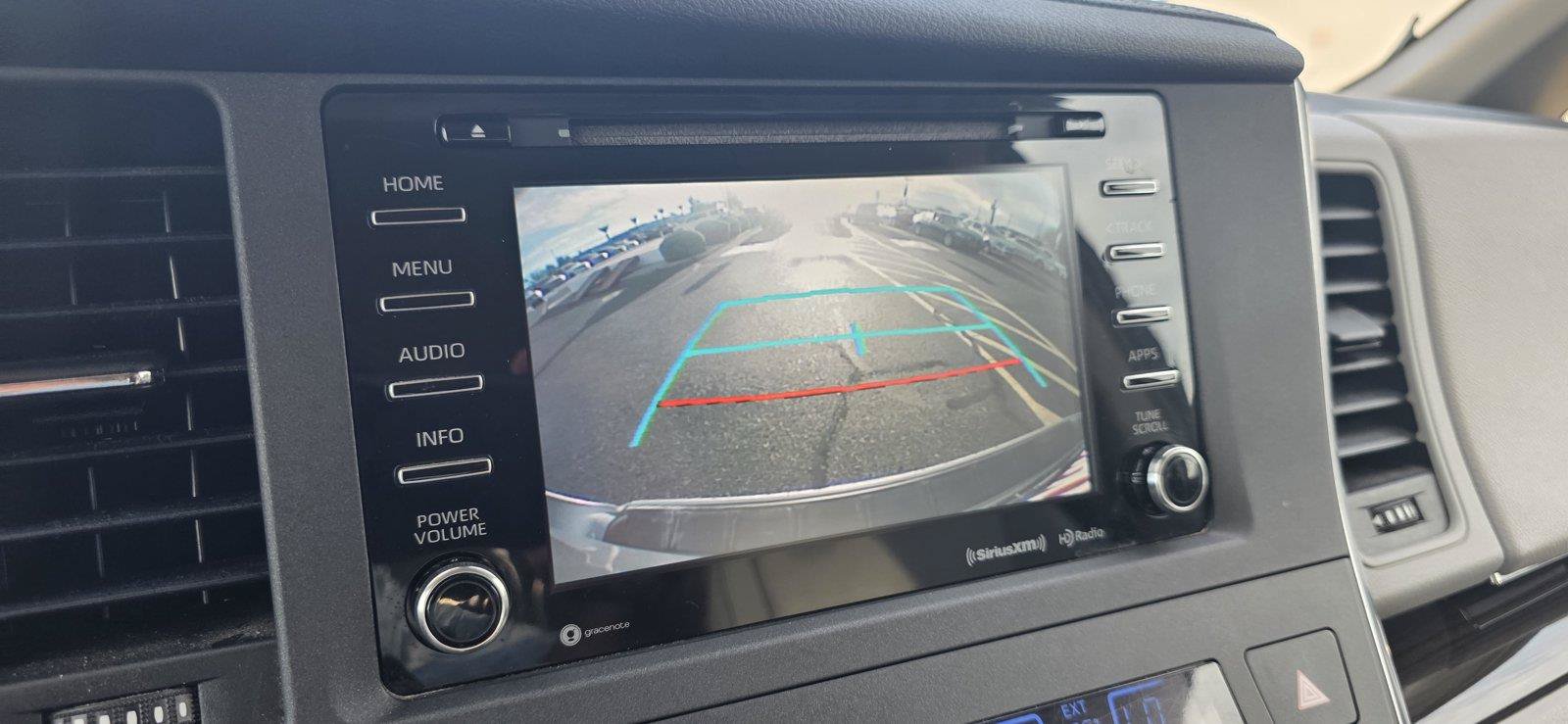 Used 2018 Toyota Sienna XLE FWD image 21