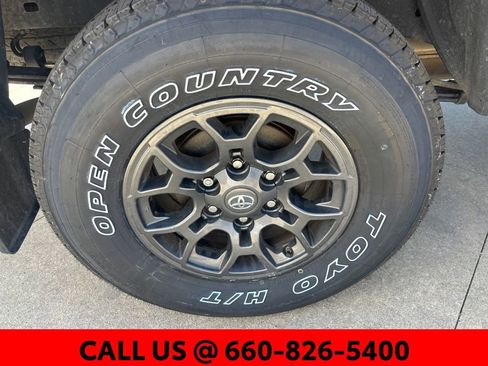 Certified 2018 Toyota Tacoma SR5 image 6