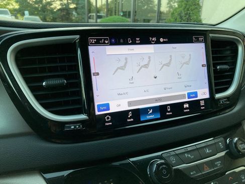 Used 2023 Chrysler Pacifica Touring-L FWD image 23