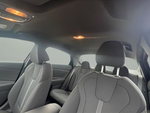 Certified 2024 Hyundai Elantra SE image 17