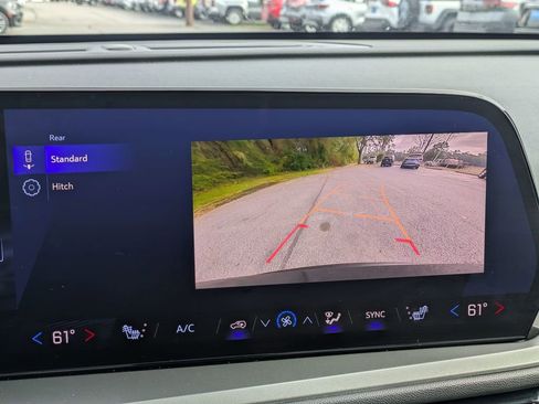 Used 2025 Chevrolet Traverse LT image 24