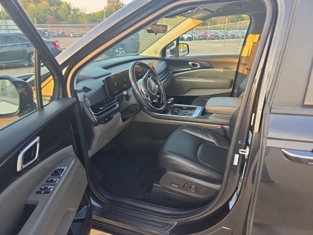 Used 2025 Kia Carnival FWD image 4
