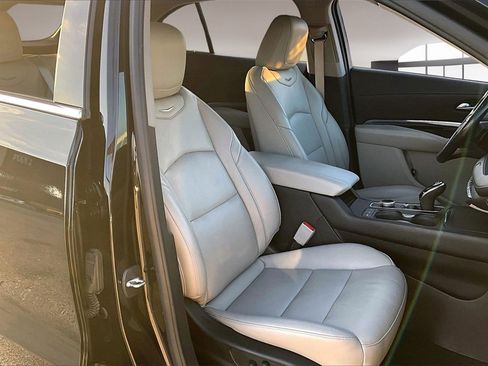 Used 2023 Cadillac XT4 Luxury w/ Cold Weather Package image 7