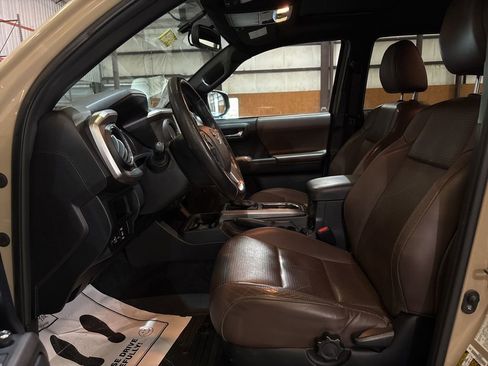 Used 2016 Toyota Tacoma Limited w/ Towing Package image 15