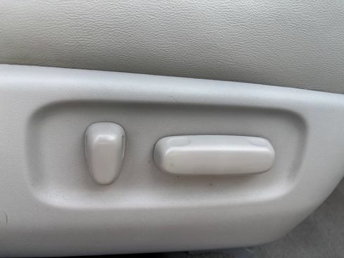 Used 2012 Toyota Avalon image 28