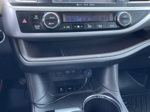Used 2018 Toyota Highlander XLE FWD image 19