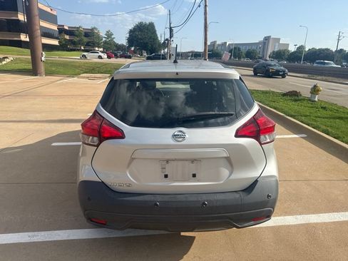 Used 2020 Nissan Kicks S FWD image 11