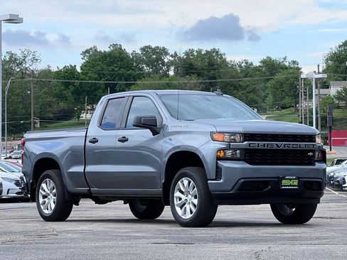 Used 2020 Chevrolet Silverado 1500 Custom w/ Custom Value Package AWD/4WD image 3