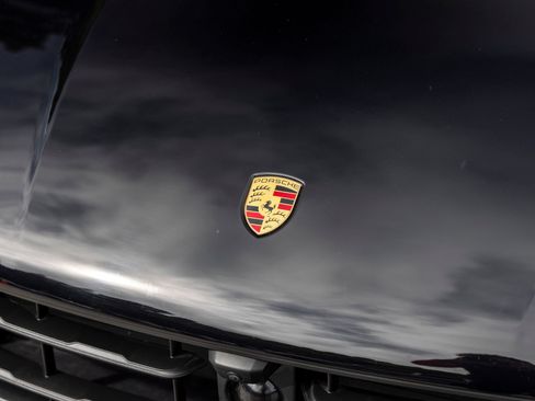Certified 2026 Porsche Macan AWD/4WD image 17