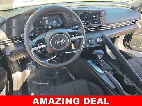 Used 2025 Hyundai Elantra SE image 15