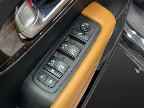 Used 2023 Chrysler Pacifica Pinnacle FWD image 22