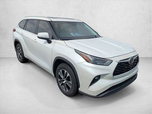 Used 2023 Toyota Highlander XLE FWD image 3