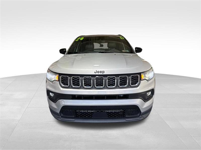 Used 2024 Jeep Compass Latitude AWD/4WD image 2
