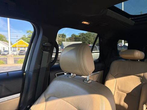 Used 2017 Ford Explorer XLT w/ Equipment Group 202A AWD/4WD image 43