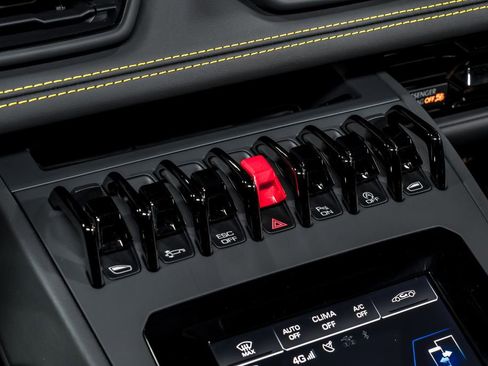 Used 2023 Lamborghini Huracan EVO image 25